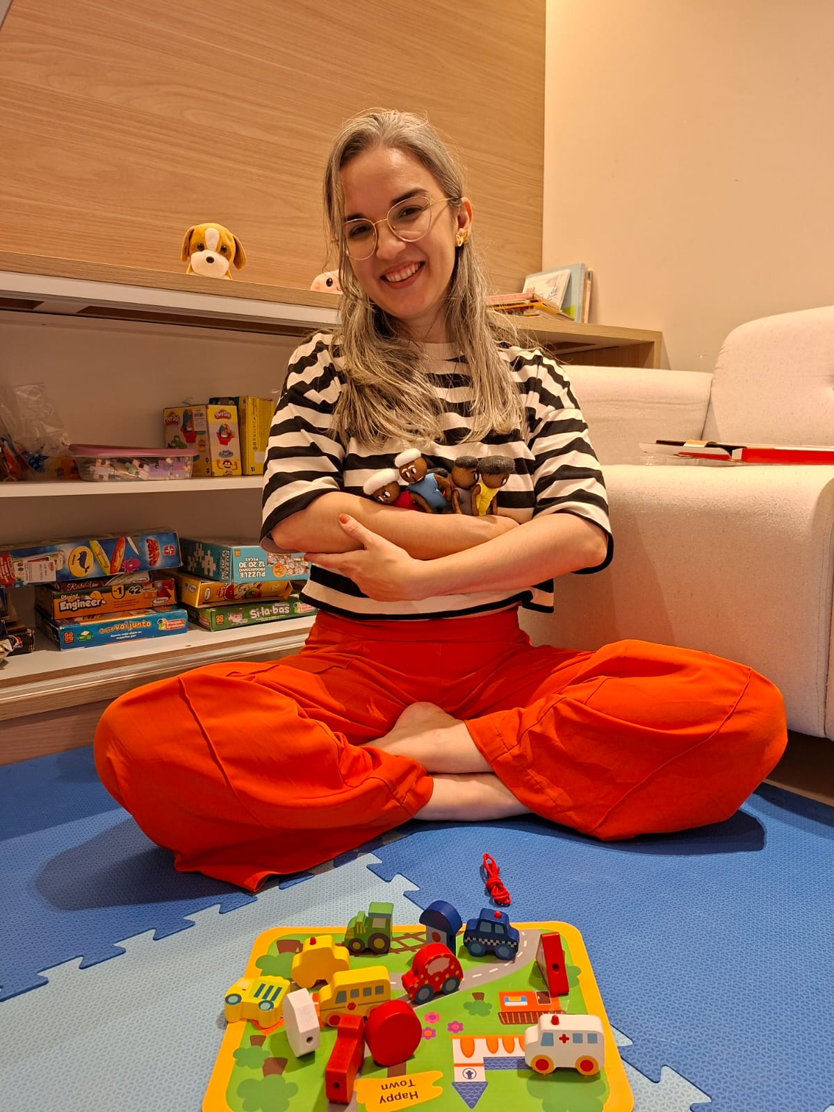Fernanda em atendimento com materiais lúdicos